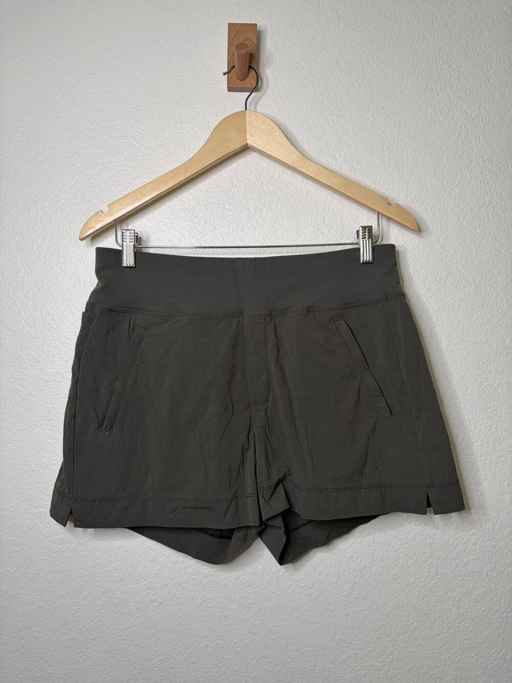 Athleta Trekkie North Short Olive Green Women's Size 10 Athleisure Outdoor